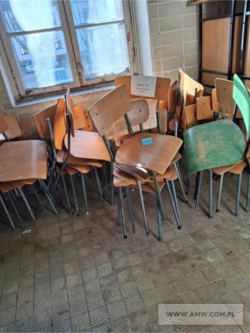 Sprzęt infrastruktury - pakiet zawierający 12 poz. asort. (wg oddzielnego wykazu), w tym m.in.: biurka, gabloty wolnostojące, kątowniki perforowane, krzesła, regały biblioteczne itp. 